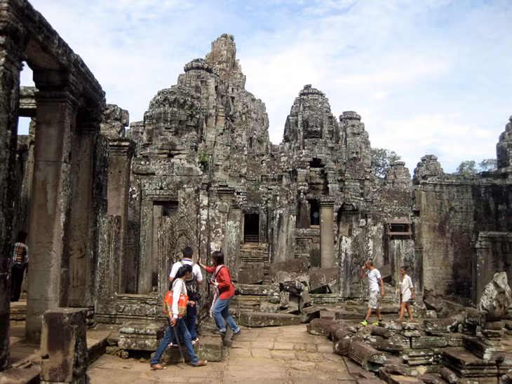 Trung tâm của ngôi đền là tổ hợp 5 tháp với một tháp ở giữa và 4 tháp tại bốn góc hình vuông.