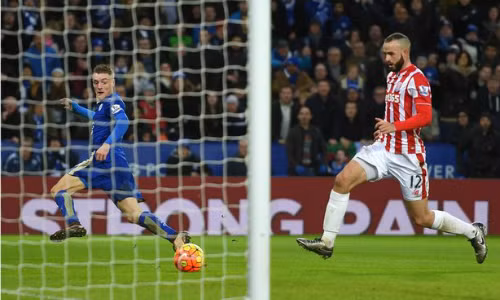 Jamie Vardy (áo xanh) trong pha thoát xuống nâng tỷ số lên 2-0 cho Leicester. Ảnh: Reuters.