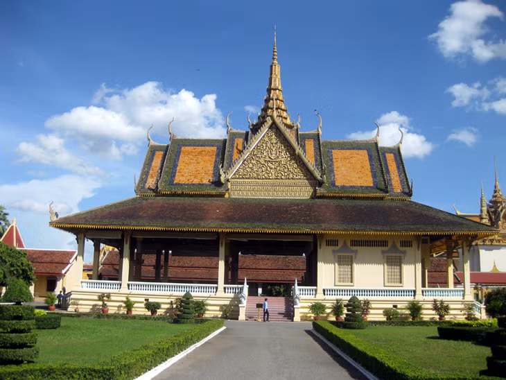 Từ thị trấn Xiêm Riệp, chúng tôi đi khoảng chừng 5km, qua cánh rừng nguyên sinh cây lá xanh tươi thì tới Khu di tích Angkor Wat của đất nước chùa tháp Campuchia.