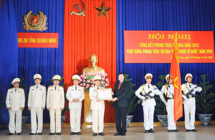 Thừa uỷ quyền của Chủ tịch nước, đồng chí Nguyễn Đức Long, Phó Bí thư Tỉnh uỷ, Chủ tịch UBND tỉnh trao tặng Huân chương Bảo vệ Tổ quốc hạng III của Chủ tịch nước cho Công an Quảng Ninh