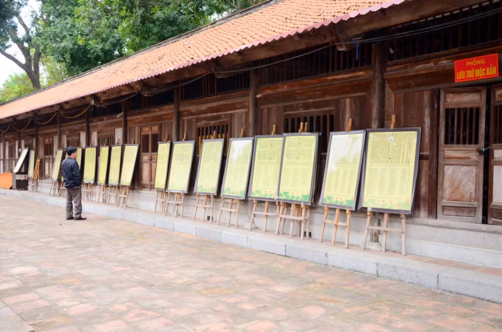 Trưng bày một số bản in từ mộc bản chùa Vĩnh Nghiêm.