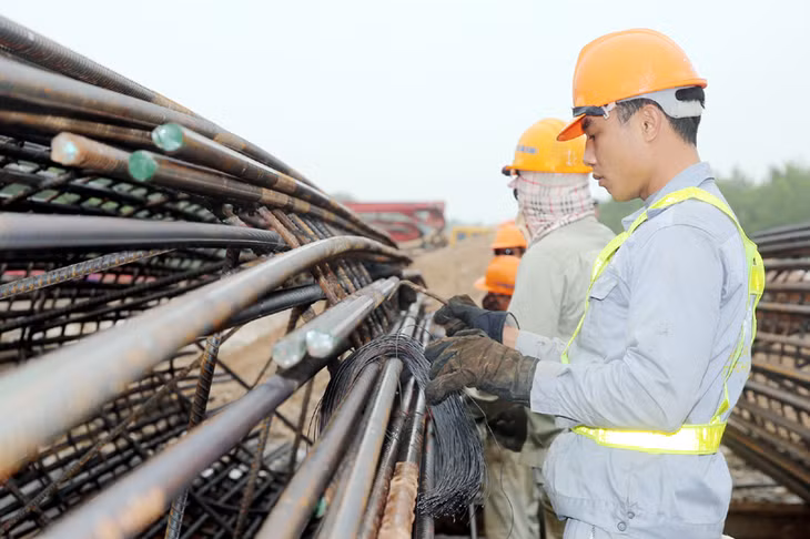 Công nhân thuộc gói thầu XL-01 thi công lồng thép chuẩn bị cho đổ bê tông cọc khoan nhồi.