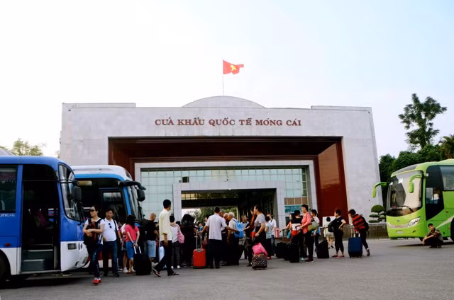 Khách du lịch tham quan tại cửa khẩu quốc tế Móng Cái.