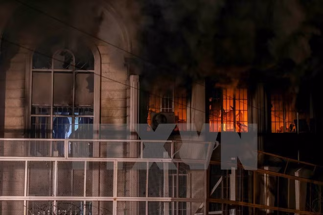 Đại sứ quán Saudi Arabia ở Tehran, Iran, bị phóng hỏa trong cuộc biểu tình ngày 2/1/2016. (Nguồn: AFP/TTXVN)