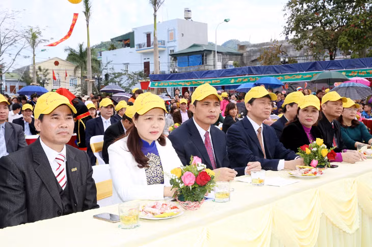 Đại biểu dự lễ hội trà hoa vàng