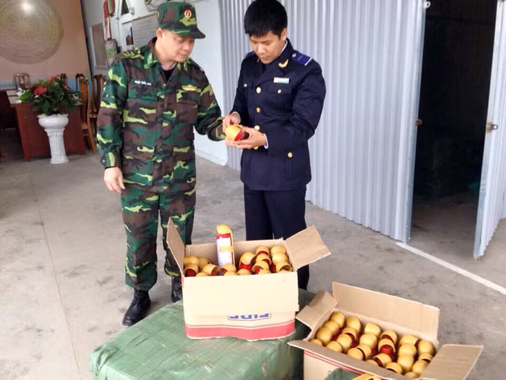 Lực lượng chức năng kiểm đếm số lượng hàng hóa nhập lậu vừa bị bắt giữ