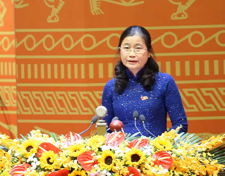 Đồng chí Đỗ Thị Hoàng phát biểu tham luận tại Đại hội XII của Đảng.