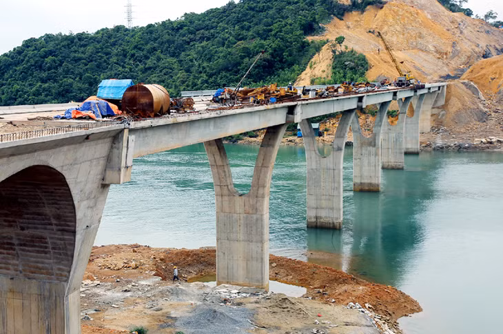 Đường từ khu tái định cư xã Vạn Yên đến khu công viên phức hợp phía Đông đảo Cái Bầu có tổng mức đầu tư hơn 400 tỷ đồng, nền đường đã hoàn thành thi công cấp phối đá dăm, cầu tại km 4+967 hoàn tất phần thô, nhà thầu đang tổ chức lắp đặt hệ thống lan can cầu.