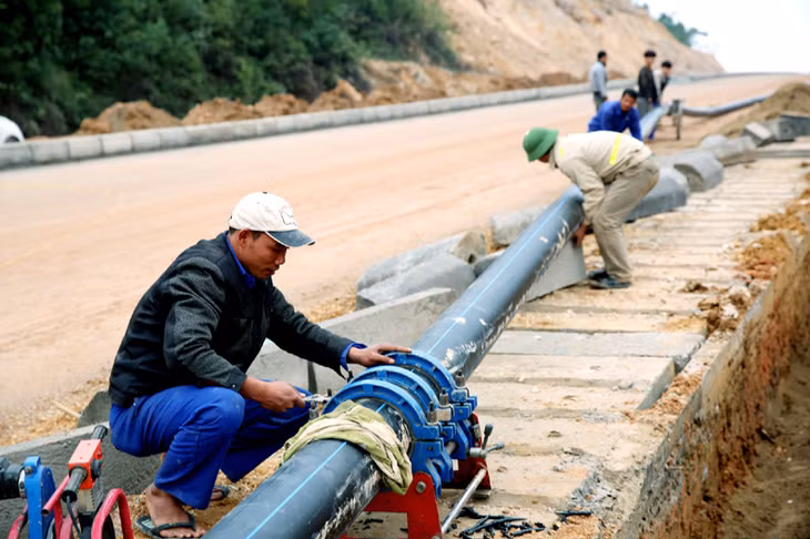 Hạ tầng khu tái định cư, khu hành chính xã Đoàn Kết có tổng mức đầu tư gần 300 tỷ đồng đang được san mặt bằng và thi công hạ tầng điện, nước.