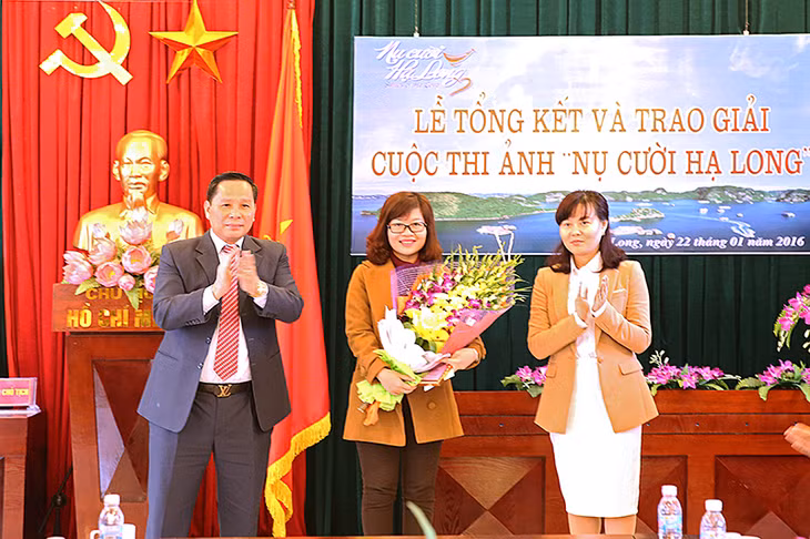 Đại diện Ban tổ chức trao giải Nhất cho tác giả Lê Hồng Nhung (Báo Quảng Ninh).