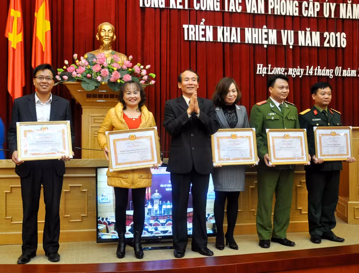 Đồng chí Đào Thanh Lưỡng, Tỉnh ủy viên, Chánh Văn phòng Tỉnh ủy trao giấy khen của Văn phòng Tỉnh ủy cho những tập thể có thành tích cao trong công tác năm 2015