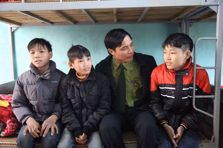Đồng chí Vũ Văn Diện, Phó Chủ tịch UBND tỉnh hỏi thăm động viên các học sinh nội trú khi đi thăm cơ sở vật chất của trường THCS&THPT Bình Liêu