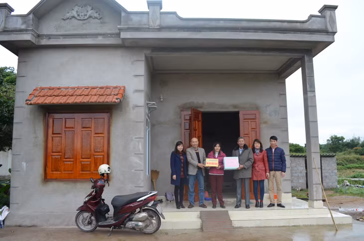 Cán bộ LĐLĐ tỉnh tặng quà và trao hỗ trợ xây Mái ấm công đoàn cho gia đình chị Trịnh Thùy Linh.