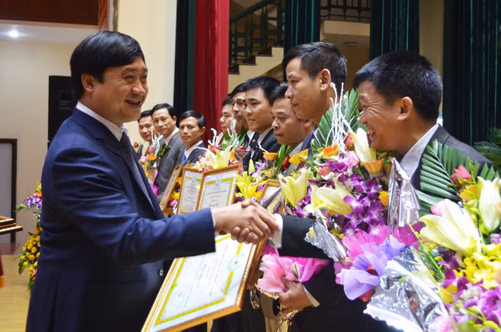 Ông Pham Xuân Thủy, Giám đốc Công ty khen thưởng những cá nhân xuất sắc của đơn vị