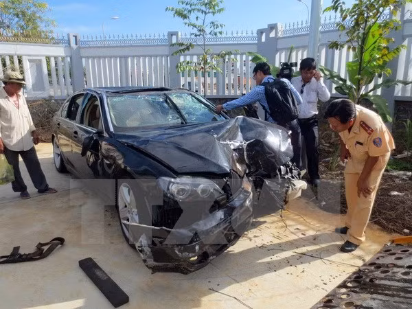 Chiếc xe ôtô gây tai nạn bị biến dạng sau khi va chạm. (Ảnh: Huỳnh Sơn/TTXVN)