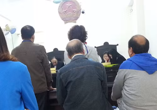 Hai ông bà nghe toà tuyên án tại phiên sơ thẩm lần hai.