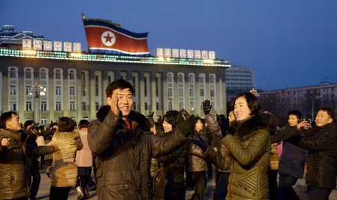 Người dân Triều Tiên ăn mừng vụ thử bom nhiệt hạch. (ảnh: Reuters).