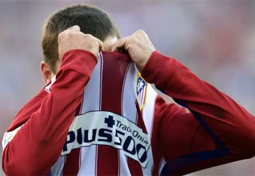 Một cầu thủ Atletico che mặt tiếc nuối sau pha dứt điểm không thành. Ảnh: Reuters