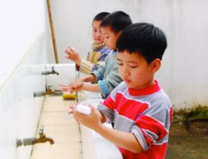 Cần cho trẻ rửa tay trước khi ăn để phòng tiêu chảy.