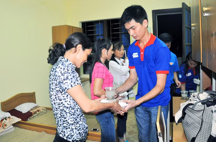 Sinh viên Quảng Ninh tình nguyện tiếp sức mùa thi cho thí sinh và phụ huynh trong kỳ thi THPT Quốc gia năm 2015.