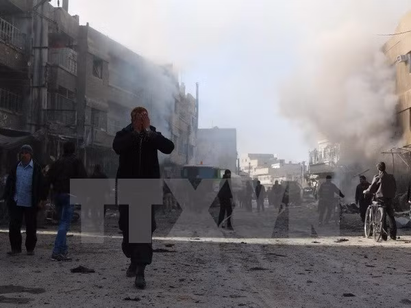 Khói bốc lên sau các cuộc không kích tại Ghouta, ngoại ô thủ đô Damascus của Syria. (Nguồn: AFP/TTXVN)