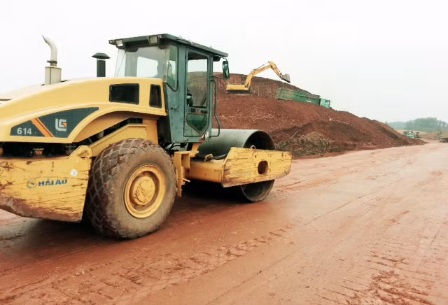 Nhờ làm tốt công tác GPMB, đến nay mặt bằng dự án Cảng hàng không Quảng Ninh đã được bàn giao và triển khai thi công sớm. Trong ảnh: Nhà thầu thi công nền đường dự án Cảng hàng không Quảng Ninh.