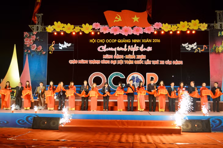 Các đại biểu cắt băng khai mạc Hội chợ OCOP Quảng Ninh Xuân 2016