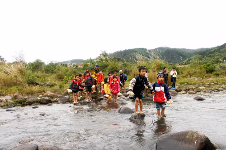 Để đến được trường học, học sinh thôn Chè Phạ phải lội qua suối rất vất vả.