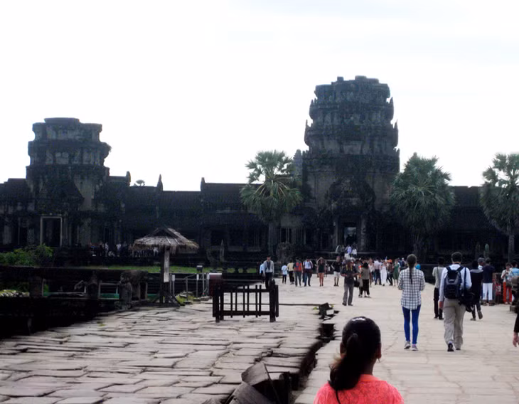 Được xây dựng từ thế kỷ XII, Angkor Wat là đỉnh cao của phong cách kiến trúc Khmer, kết hợp của hai nét cơ bản đền - núi, tượng trưng cho núi Meru, quê hương của các vị thần trong truyền thuyết Ấn Độ giáo. Nằm giữa một con hào và lớp tường bao quanh dài 3,6km là khu chính điện 3 tầng hình chữ nhật, kết nối với nhau bởi những dãy hành lang sâu thẳm 