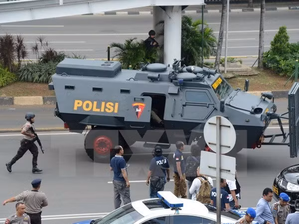Lực lượng an ninh Indonesia triển khai trên một đường phố ở Jakarta sau vụ nổ. (Nguồn: AFP/TTXVN)