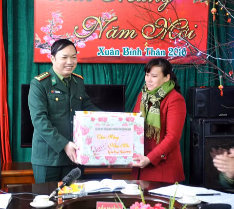 Lãnh đạo Bộ Chỉ huy BĐBP tỉnh tặng quà, chúc Tết các hộ dân sinh sống trên đảo Trần.