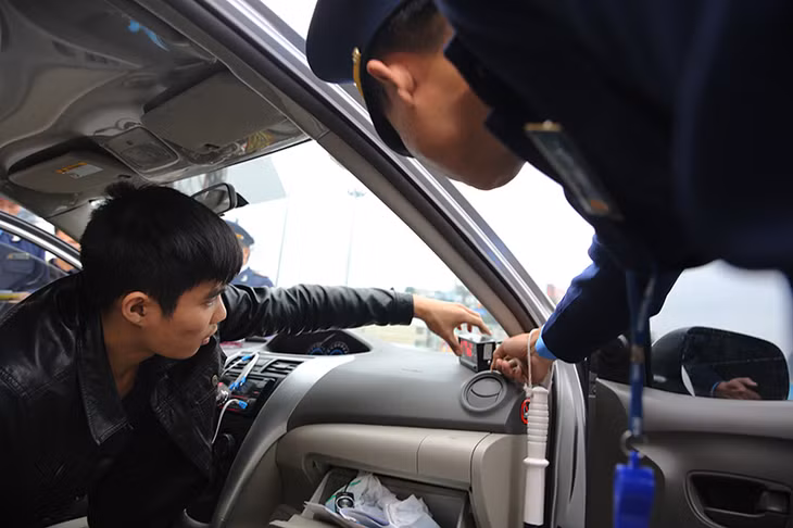 Lực lượng Thanh tra giao thông kiểm tra đồng hồ cước của một taxi.