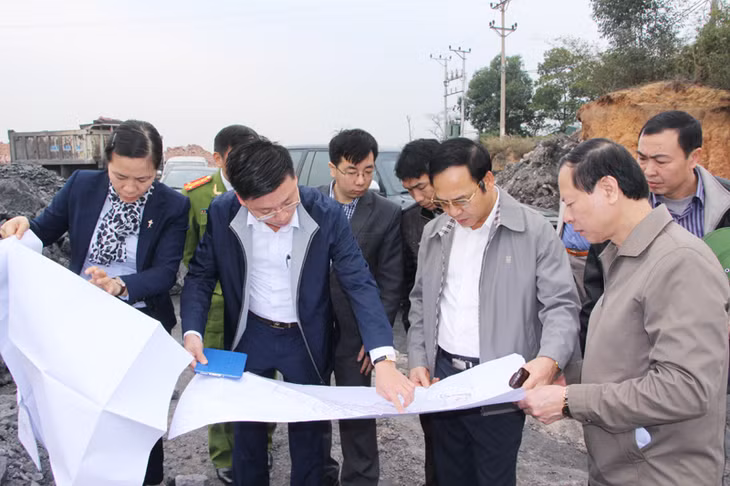 Đồng chí Đặng Huy Hậu, Phó Chủ tịch Thường trực UBND tỉnh cùng lực lượng cán bộ, chiến sỹ Bộ Chỉ huy Bộ đội Biên phòng tỉnh cũng kịp thời đến Bản Sen cùng bà con khắc phục mưa lũ