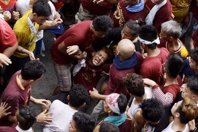Cảnh chen lấn kinh hoàng tại lễ hội Black Nazarene ở Philippines ngày 9/1. (Ảnh: Reuters)