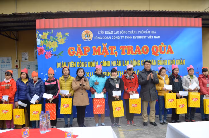 LĐLĐ thành phố Cẩm Phả tặng quà Tết cho công nhân có hoàn cảnh khó khăn Công ty TNHH Everbest Việt Nam.
