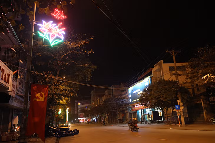 Đèn, cờ hoa tung bay khắp phố phường.