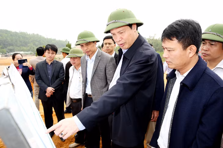 Đồng chí Nguyễn Đức Long, Phó Bí thư Tỉnh ủy, Chủ tịch UBND tỉnh kiểm tra tiến độ thực hiện Cao tốc Hạ Long - Vân Đồn đoạn đi qua huyện Hoành Bồ.