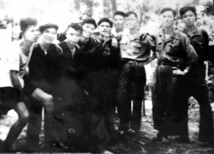 Ông Nguyễn Huy Trợ (thứ 3, trái sang) cùng một số cán bộ Đặc khu uỷ Hòn Gai năm 1949.
