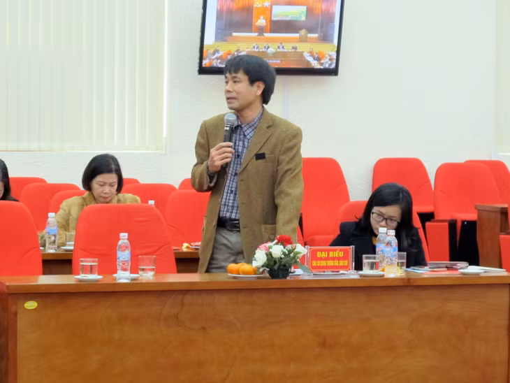 Đại diện cơ quan báo chí đặt câu hỏi về các nội dung xung quanh cuộc họp báo.