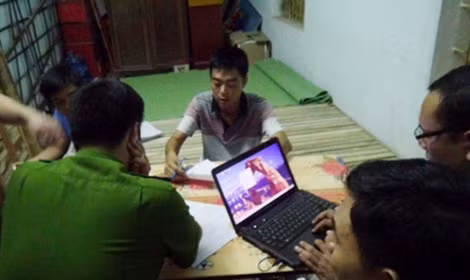 Cơ quan điều tra lấy lời khai một đối tượng trong vụ án.
