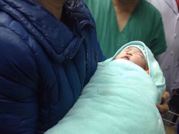 Bé Đinh Quỳnh Anh chào đời sáng 22/1 ngủ ngoan trong vòng tay mẹ. Ảnh: Lê Nga.