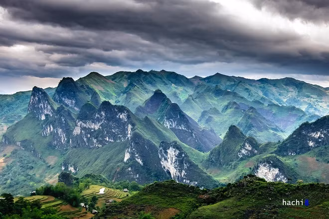  Khu vực Ngam La - Lũng Hồ - Du Già với đa dạng địa hình, cảnh quan hùng vĩ với cả ruộng bậc thang và núi đá. Rừng đá rất phổ biến ở Lũng Hồ và càng về phía Khu bảo tồn thiên nhiên Du Già, chúng càng trở nên sống động vì được tô điểm thêm bởi lớp phủ thực vật đặc trưng của hệ sinh thái núi đá vôi.