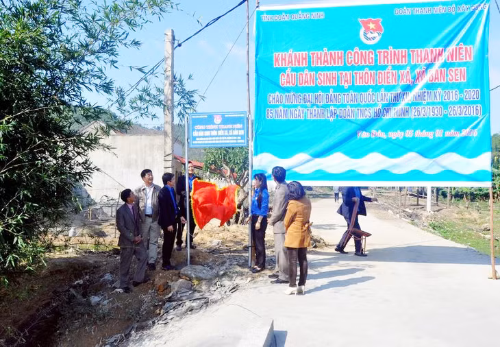 Tỉnh Đoàn gắn biển công trình cầu dân sinh thôn Điền Xá, xã Bản Sen, huyện Vân Đồn.