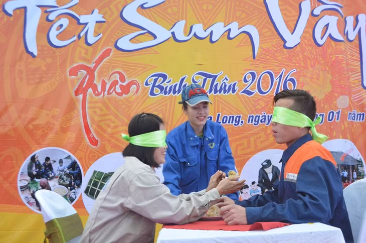 CNLĐ hào hứng tham gia trò chơi thi ăn bánh chưng nhanh.