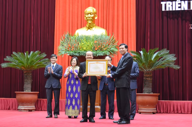 Đồng chí Nguyễn Đức Long, Chủ tịch UBND tỉnh trao tặng bằng khen của Thủ tướng Chính phủ cho tập thể Văn phòng UBND tỉnh.
