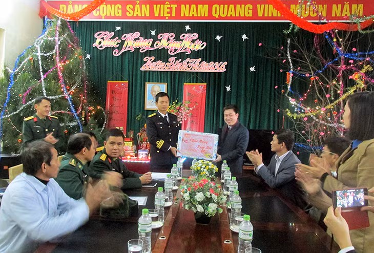 Nhiều suất quà đã được lãnh đạo huyện trao tận tay cho các hộ dân và cán bộ, chiến sỹ trên đảo