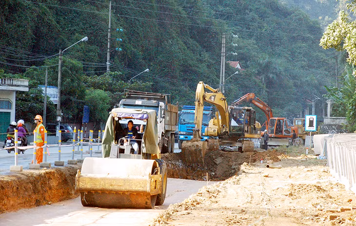 Thi công gói thầu Dự án cải tạo, nâng cấp QL18 đoạn Hạ Long - Mông Dương. Ảnh: Thái Cảnh