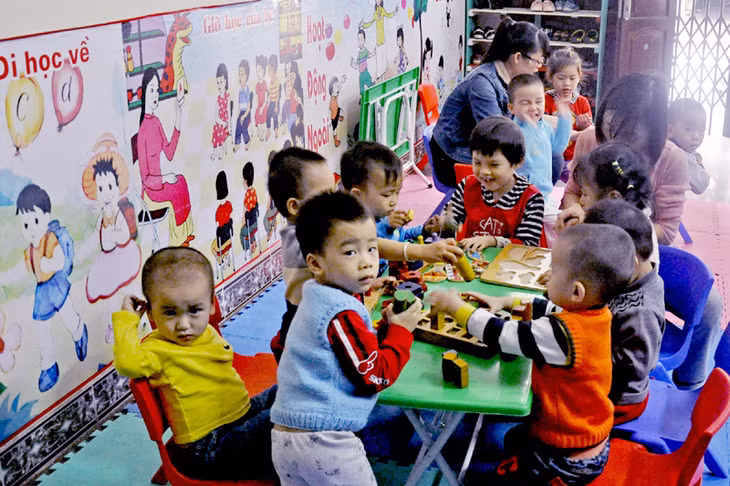 Hiện nay chưa có quy định của Nhà nước về điều kiện, quản lý dành cho nhóm lớp MNTT dạy trẻ tự kỷ. Trong ảnh: Giờ dạy trẻ tự kỷ học nhóm ở lớp MNTT 