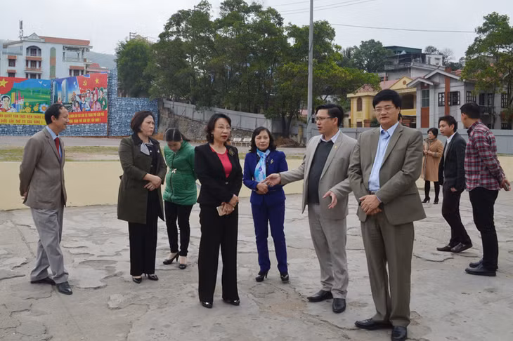 Đồng chí Vũ Thị Thu Thủy, Phó Chủ tịch UBND tỉnh kiểm tra khu vực Nhà hát ngoài trời TP Cẩm Phả