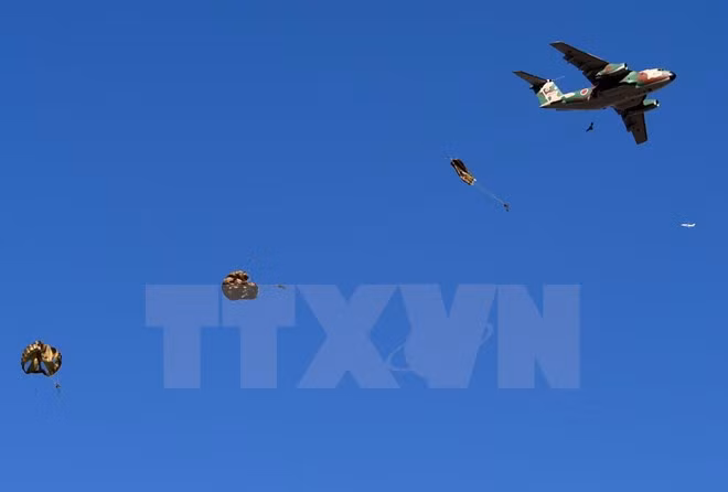 Lính dù tham gia cuộc tập trận ngày 10/1. (Nguồn: AFP/TTXVN)